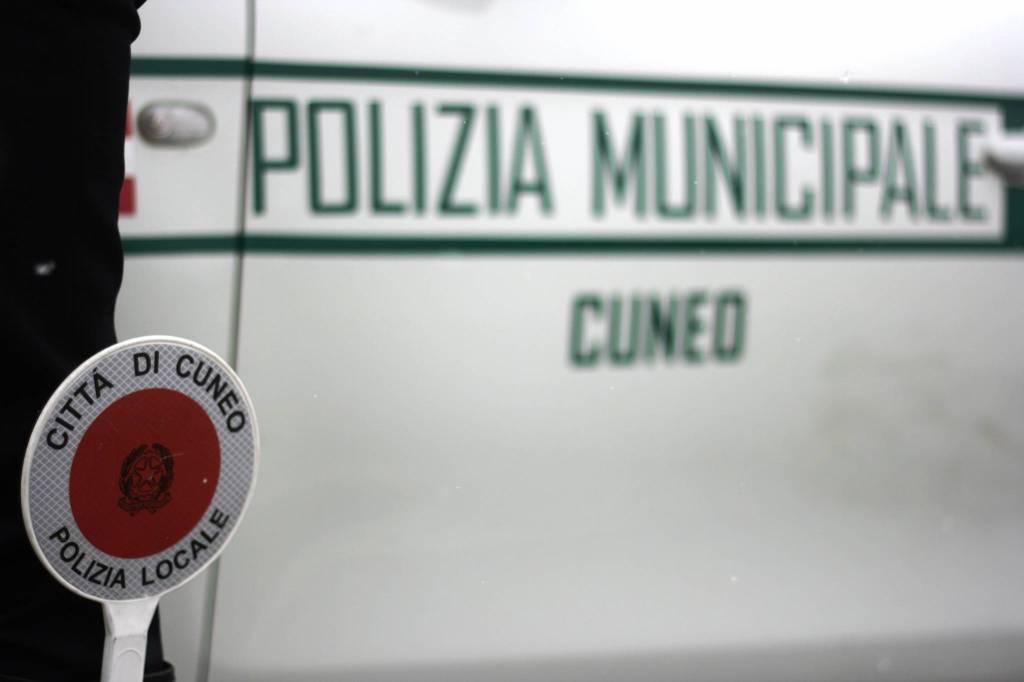 800 euro di multa e bar chiuso per un mese: costa cara la disobbedienza civile a un esercente di Cuneo