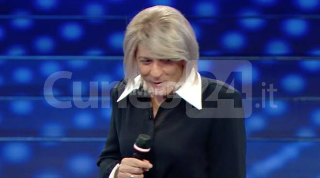 Sanremo 2020, apre Fiorello in versione Maria De Filippi: «Amadeus, lo sto facendo per te»