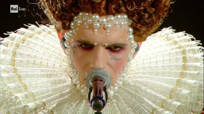 #Festival2020, nella serata finale Achille Lauro è la regina vergine Elisabetta I