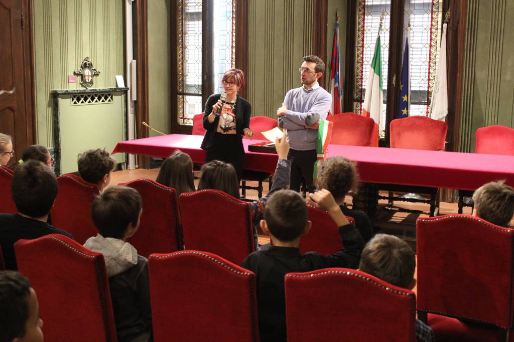 Alba: le classi V della scuola “Rodari” in visita al Palazzo comunale