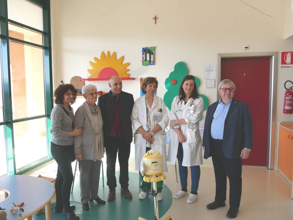 “La Terna” dona un tiralatte alla Pediatria di Mondovì