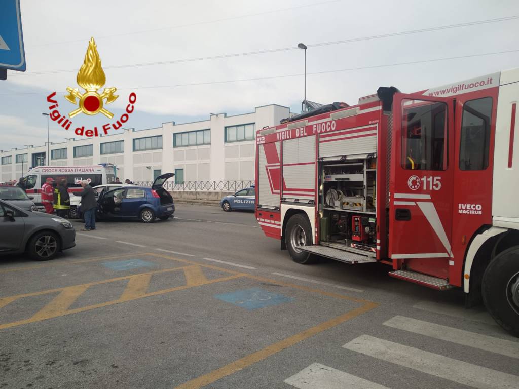 Cuneo, due auto si scontrano di fronte all’Ipercoop