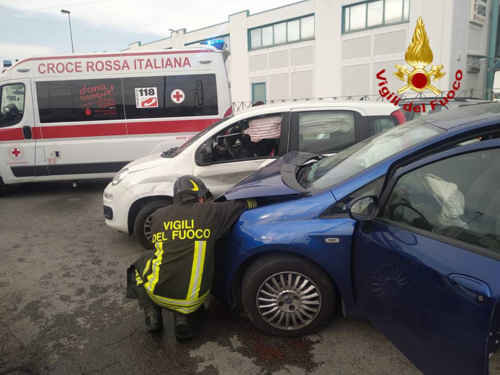 Cuneo, due auto si scontrano di fronte all’Ipercoop