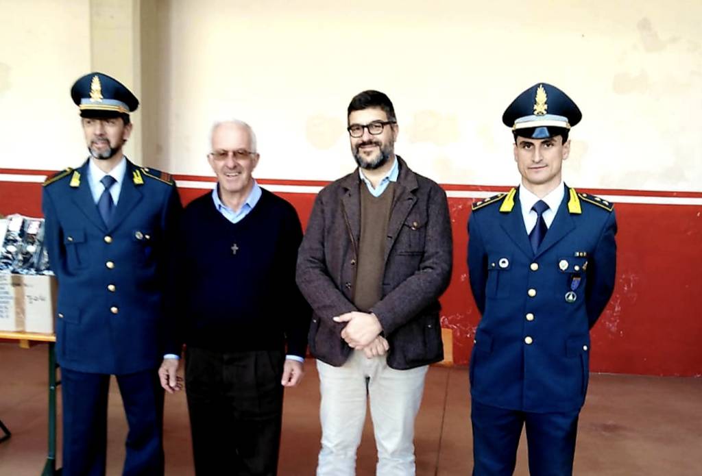 Guardia di Finanza di Cuneo: confiscati e donati oltre 600 capi di abbigliamento alla Caritas di Saluzzo