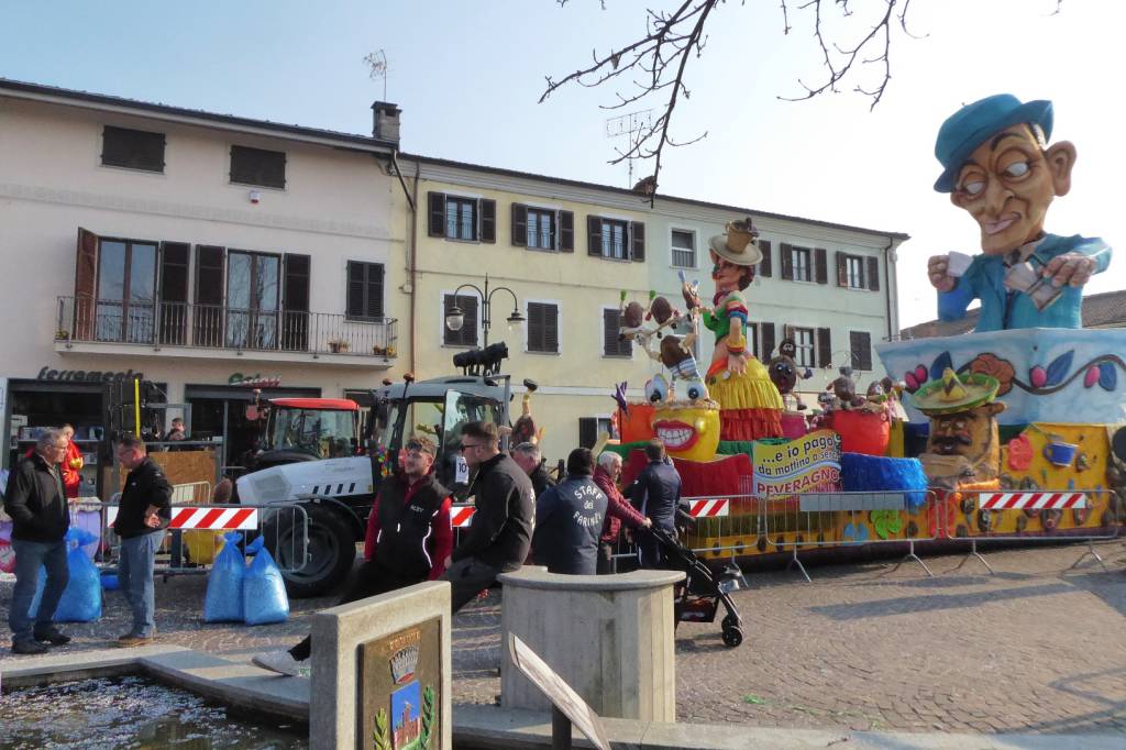 Il carro di Peveragno sul podio del grande carnevale di Mondovì