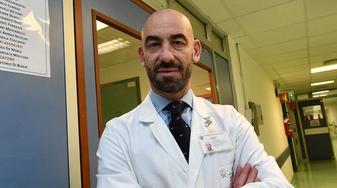 Infettivologo Bassetti: “In Italia Il virus lavora e contagia solo di sera e notte”