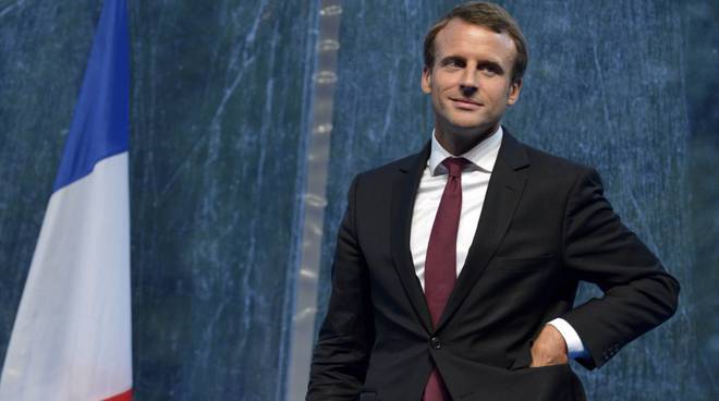 Escalation di contagi in Francia, Macron annuncia il coprifuoco nelle “aree rosse”
