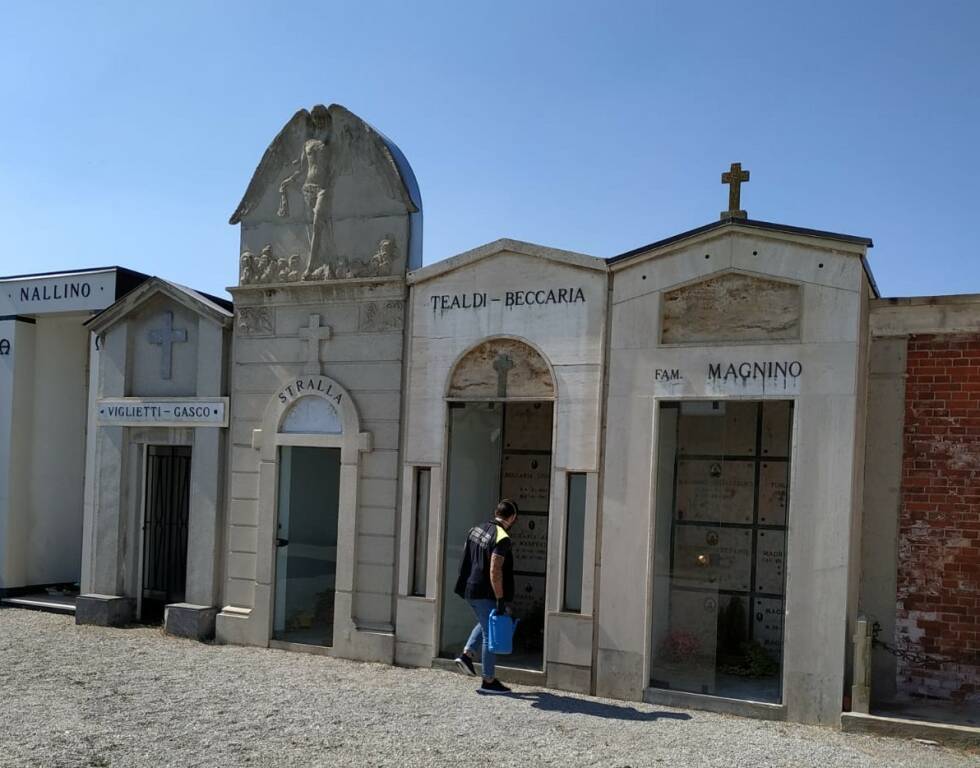 Mondovì: chiusi i cimiteri, i volontari si occupano della cura delle tombe