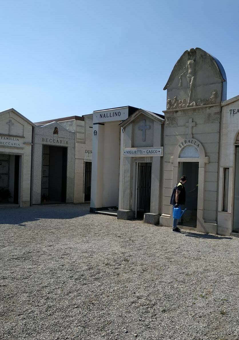 Mondovì: chiusi i cimiteri, i volontari si occupano della cura delle tombe