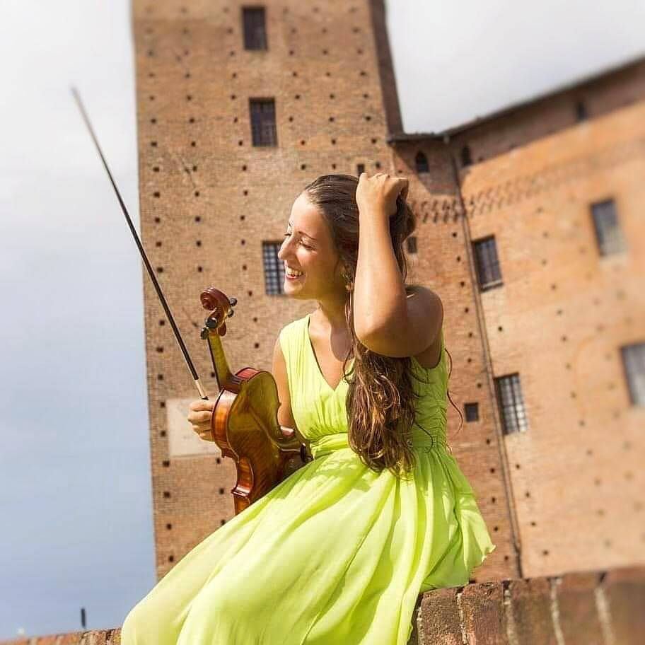La violinista fossanese Eleonora Cavigliasso al festival “La panchina dei versi”