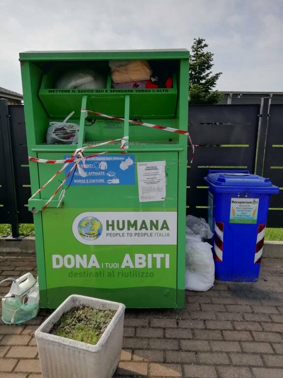 Dal 25 maggio riaprono i contenitori di abiti usati Humana People to People Italia