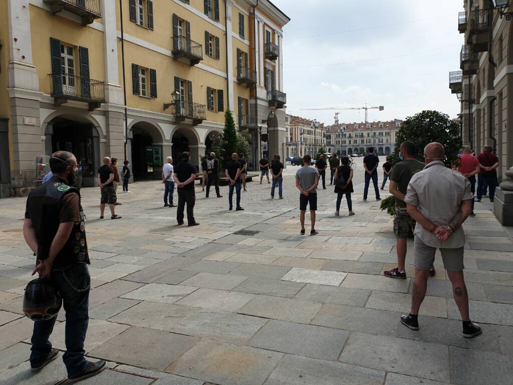 Anche a Cuneo la protesta delle “Mascherine Tricolori”