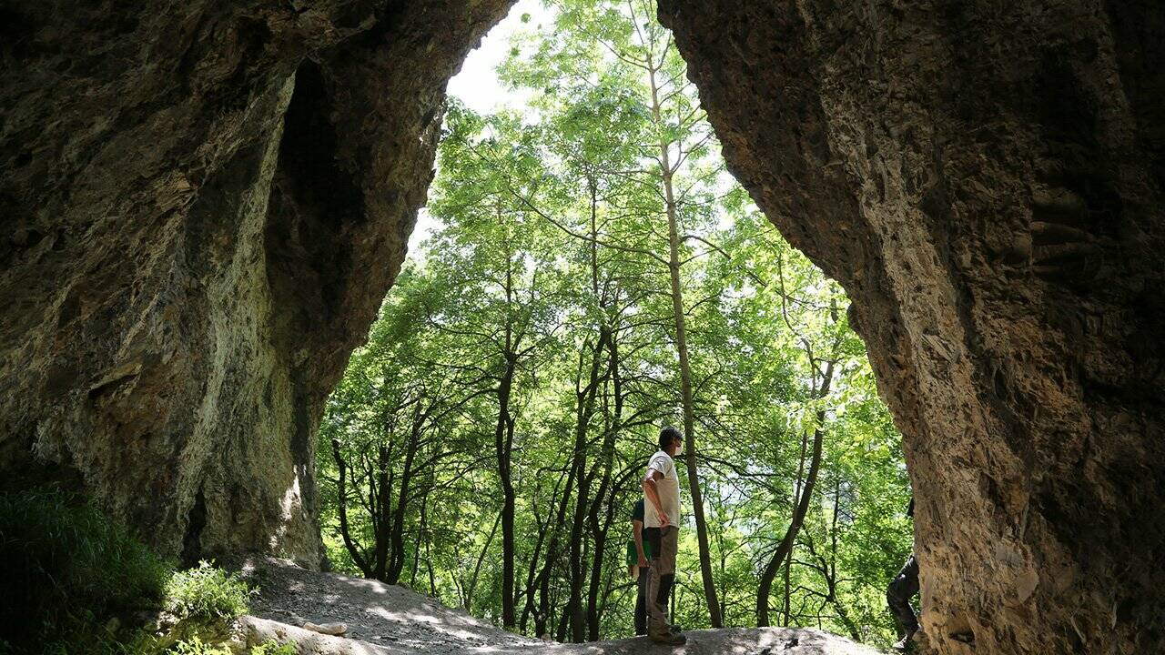Escursione con un’archeologa sul sentiero delle Grotte di Aisone