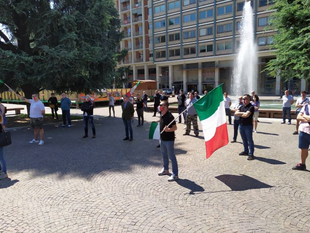 Le Mascherine Tricolori manifestano ancora a Cuneo
