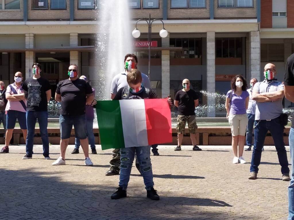 Le Mascherine Tricolori manifestano ancora a Cuneo