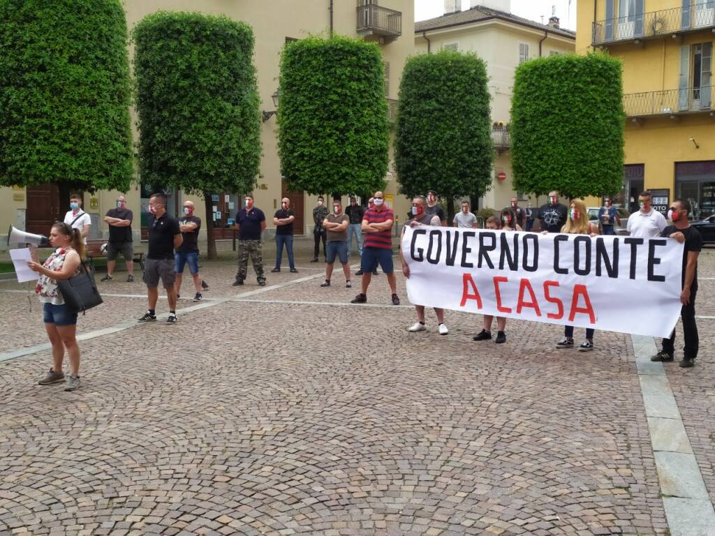 Cuneo, le Mascherine Tricolori manifestano ancora contro il governo Conte