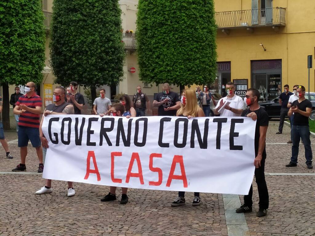 Cuneo, le Mascherine Tricolori manifestano ancora contro il governo Conte