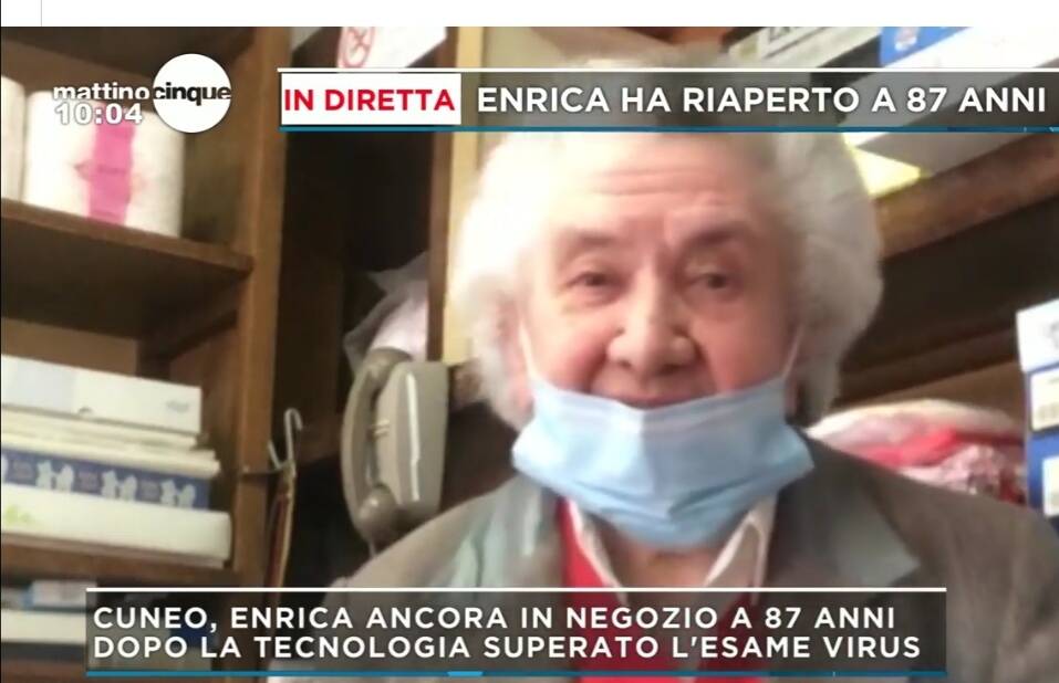 La signora Enrica, 87 anni, più forte del lockdown ha riaperto la sua merceria ad Ormea