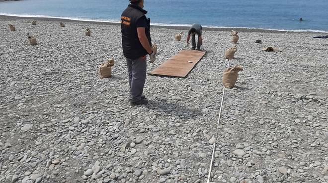 A Ventimiglia sacchetti di iuta riempiti di sabbia per mantenere distanze sulle spiagge
