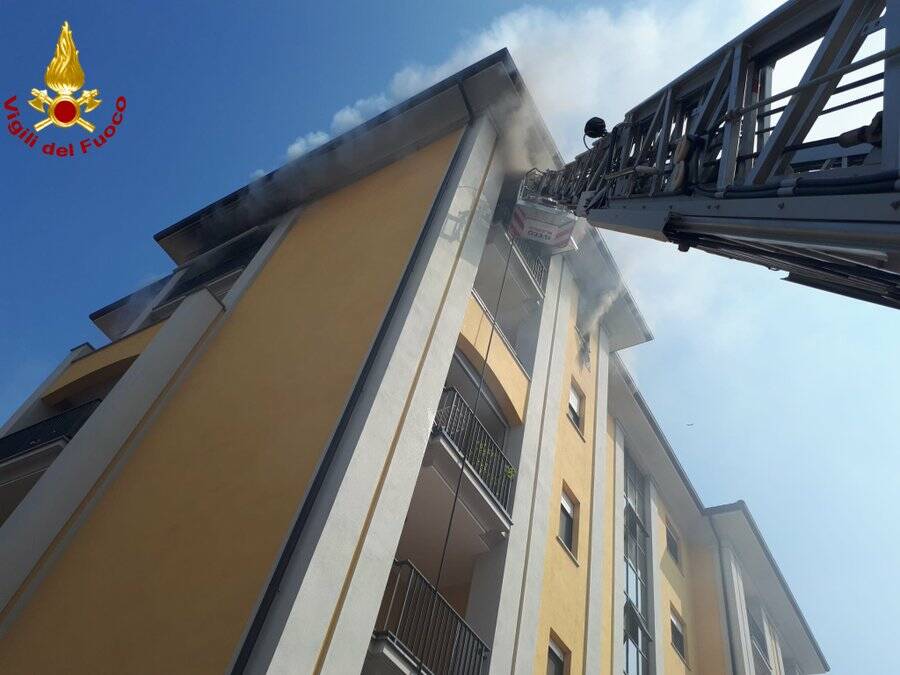 Fossano, incendio in abitazione al 5° piano: evacuati 2 anziani