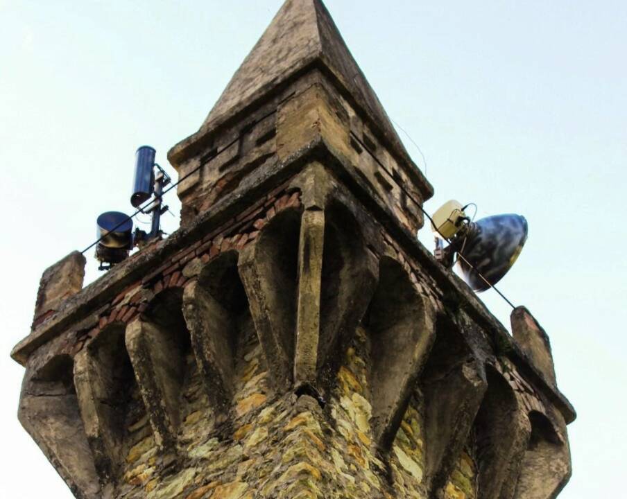 Peveragno, ripassatura completa del tetto in “lose” della cappella di San Giorgio