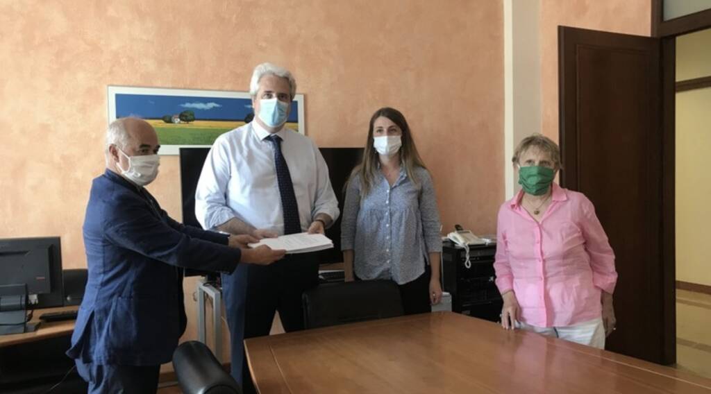 In Provincia la consegna di 2.200 firme contro il biodigestore di Borgo San Dalmazzo