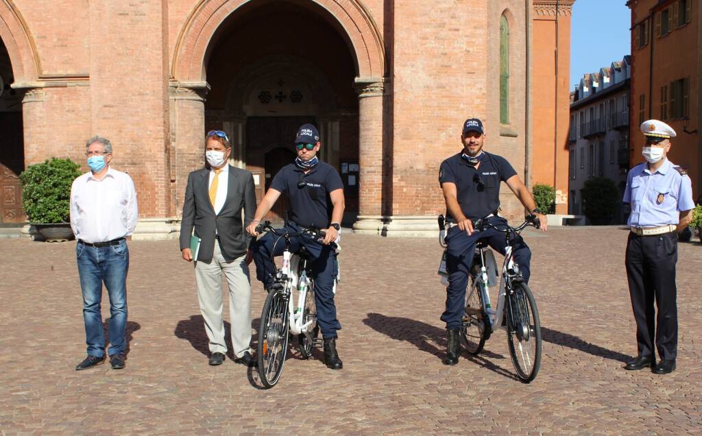 Alba: Egea dona due bici elettriche alla Polizia municipale albese
