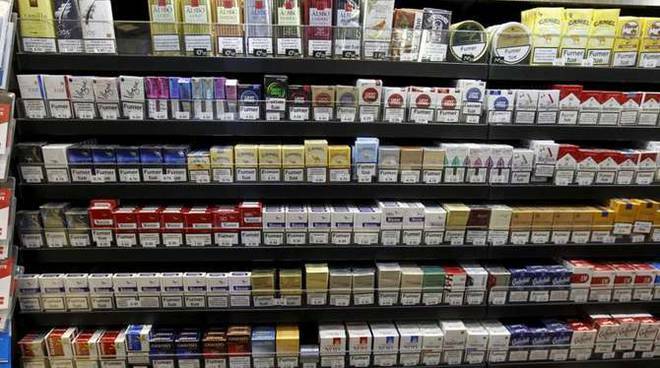 Tabacchi, la Francia mette freno al contrabbando: ridotto il numero di stecche acquistabili all’estero