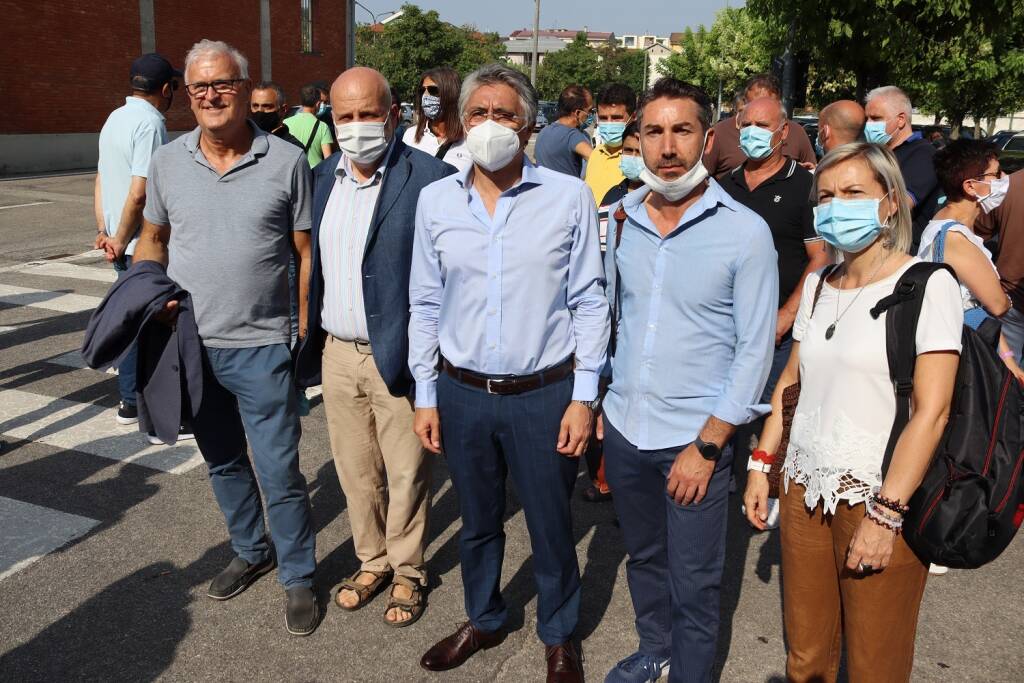 Alba: il sindaco Carlo Bo al presidio dei lavoratori coinvolti nella chiusura della Stamperia Miroglio di Govone