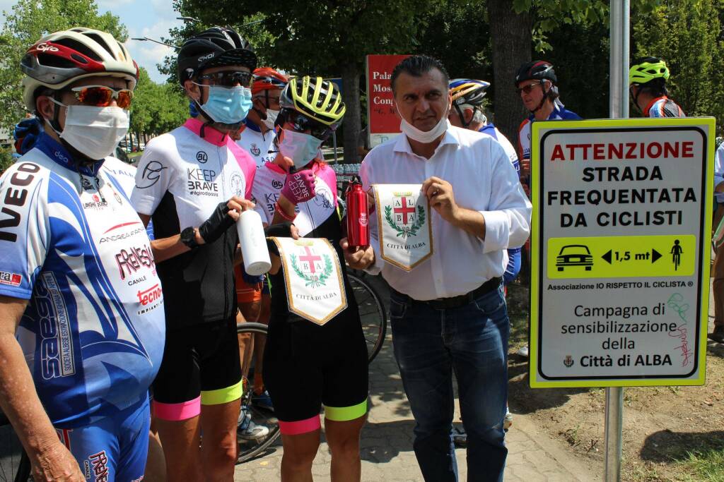 Alba: la ciclista dei record Paola Gianotti ha fatto tappa in città con il suo Giro del Piemonte