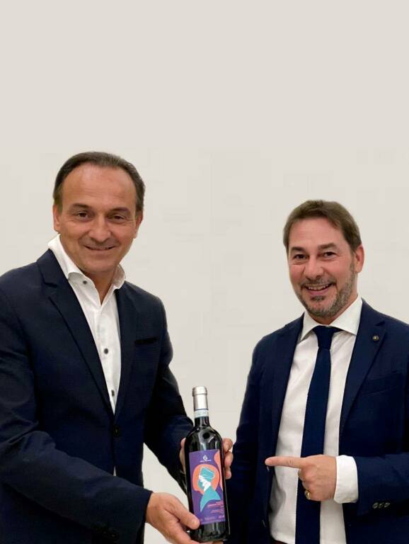 Anche al Presidente Cirio la speciale bottiglia che ringrazia chi ha lottato contro il Covid
