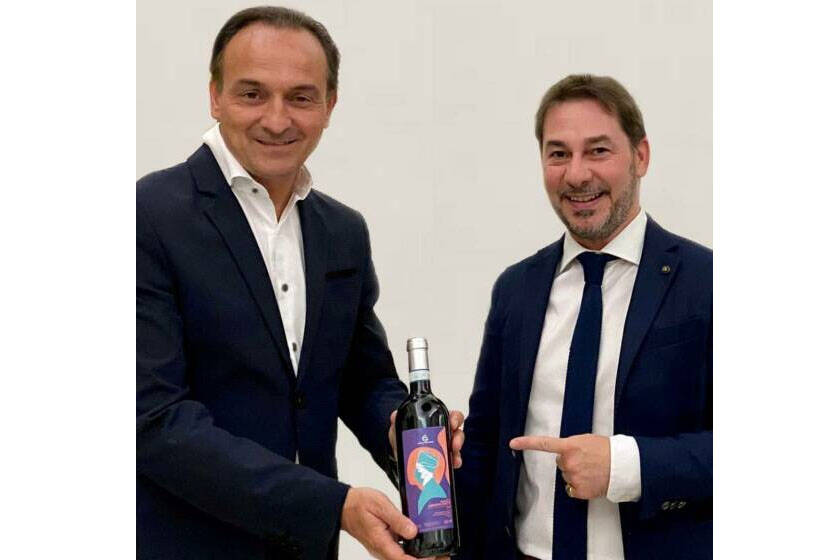 Anche al Presidente Cirio la speciale bottiglia che ringrazia chi ha lottato contro il Covid