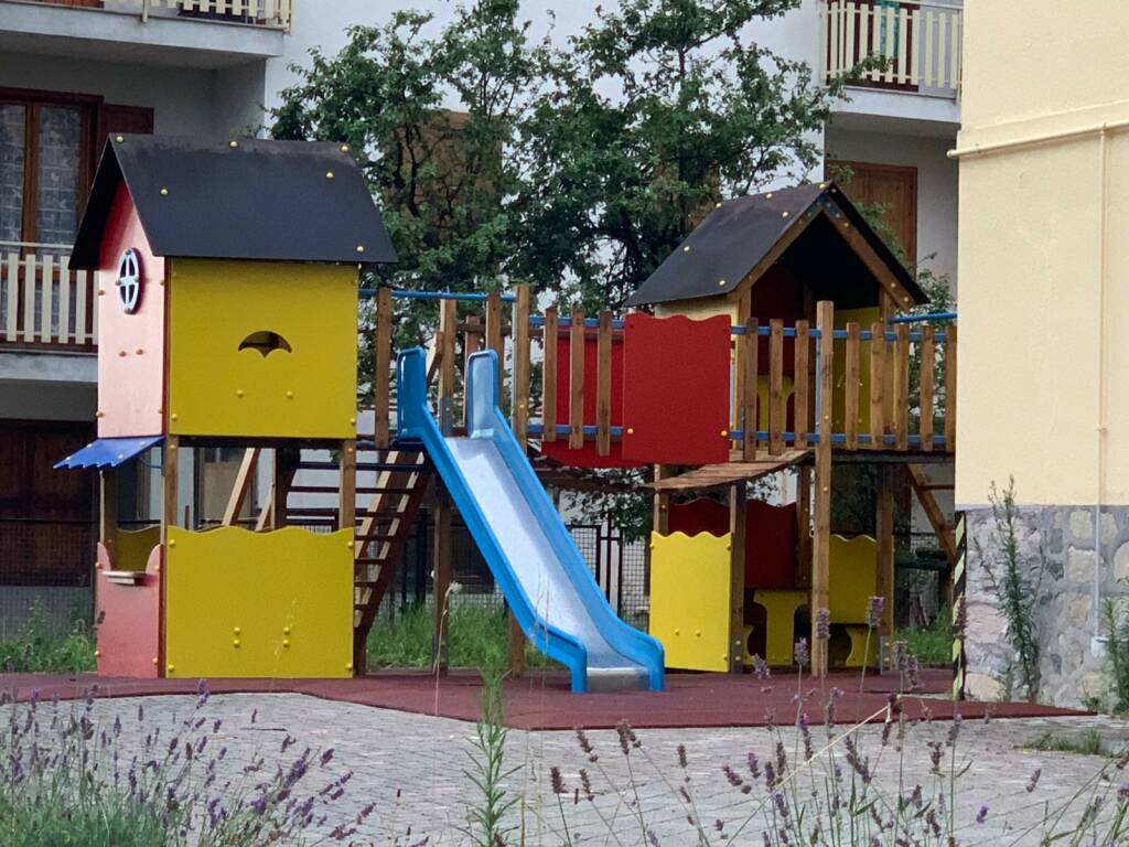 San Giacomo di Roburent, nuovi giochi e pavimentazione antitrauma per i bimbi della scuola dell’infanzia