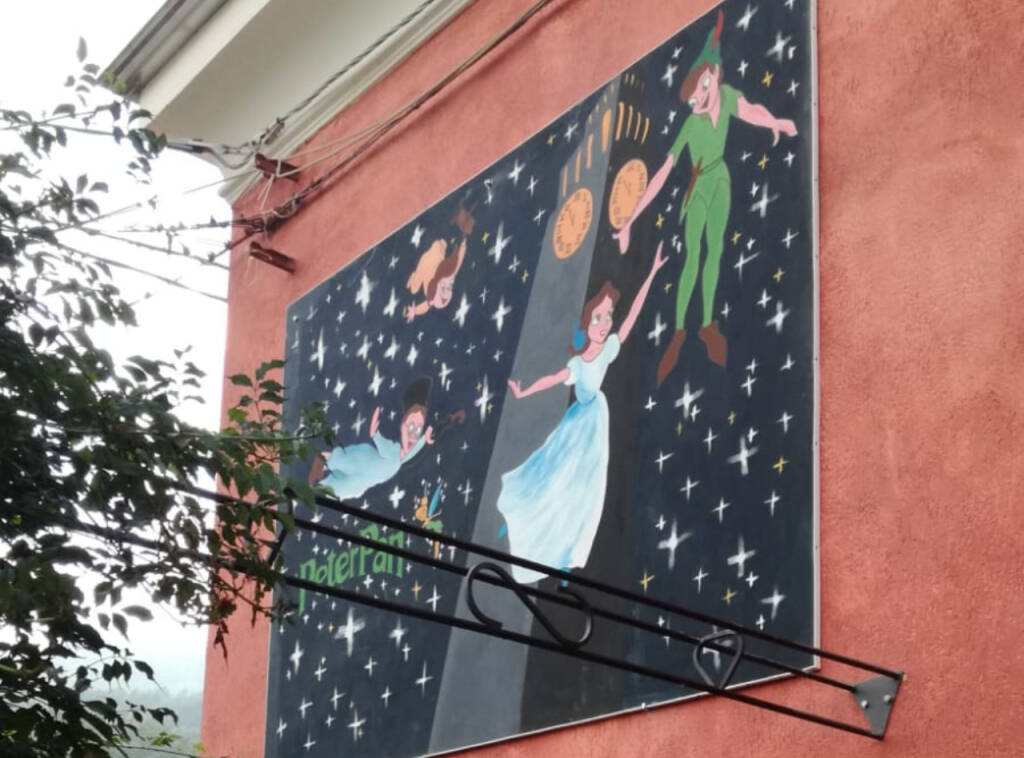 Peter Pan sulla facciata dell’ex scuola di Pievetta: il regalo dell’artista Verdiana Salvatico