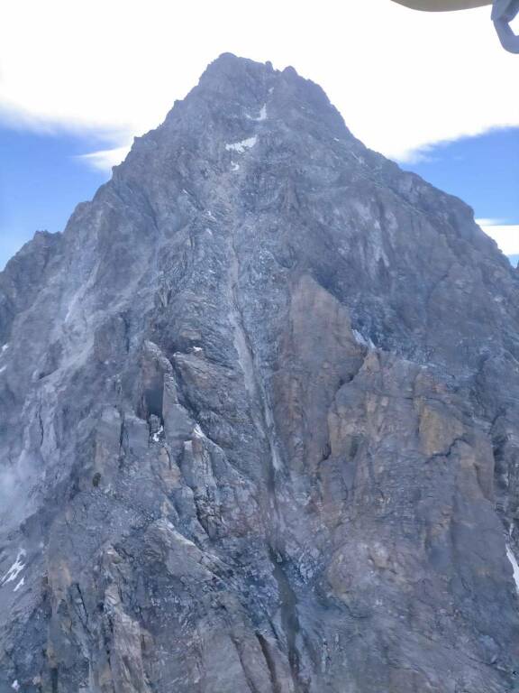 Alpinista si fa male sul Monviso: ginocchio ko, interviene il Soccorso Alpino