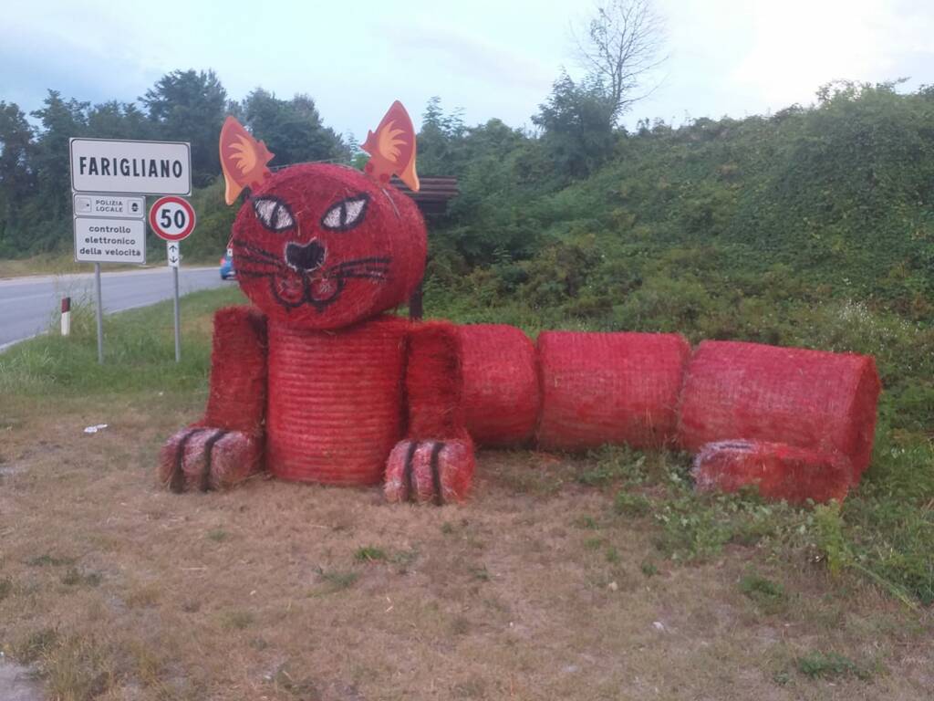 Da oggi un gatto rosso gigantesco accoglie i visitatori a Farigliano