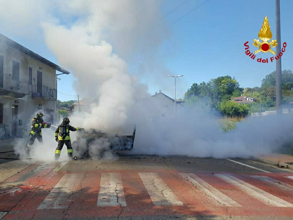 Auto in fiamme a Monteu Roero: sul posto i vigili del fuoco di Alba
