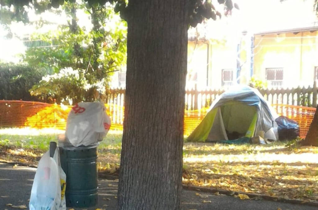 MondoQui sulla tenda alla stazione di Mondovì: “La Lega tratta un uomo in difficoltà come una cartaccia”