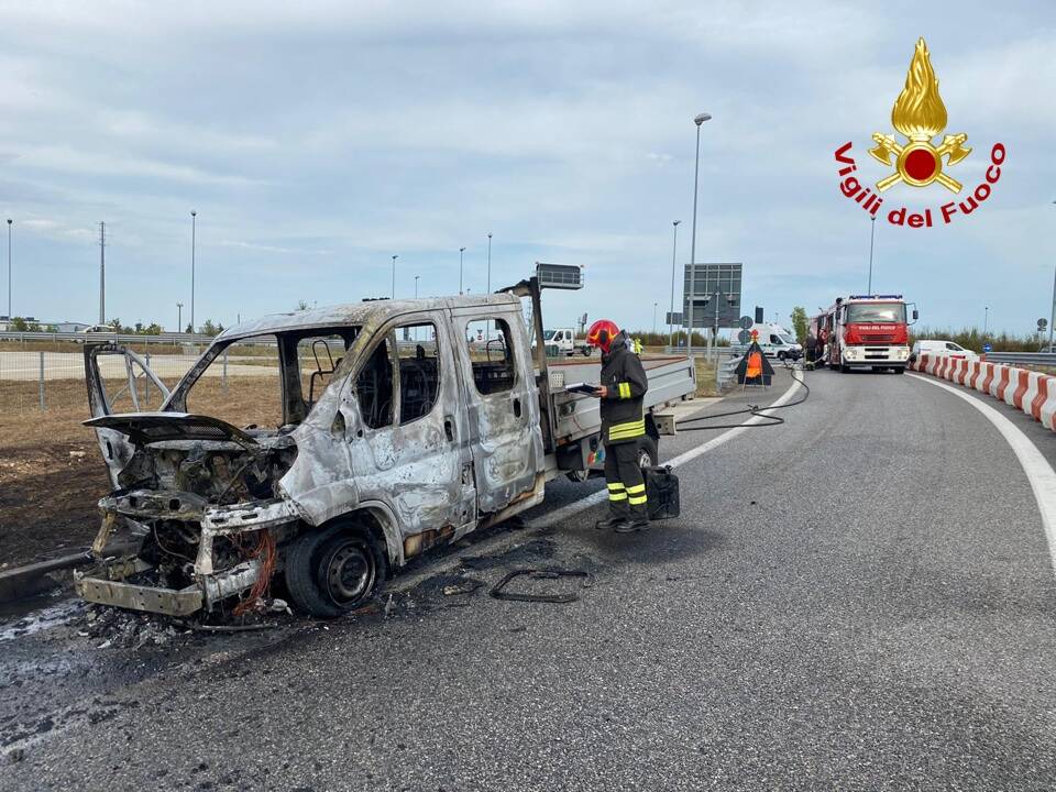 Furgone prende fuoco sul raccordo d’ingresso dell’A33 Cuneo-Asti