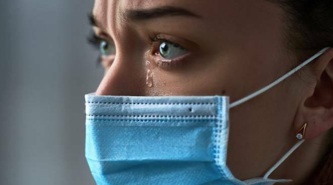 Il virologo Crisanti: “Ancora due anni con la mascherina. I contagi non calano perché le misure adottate non sono sufficienti”