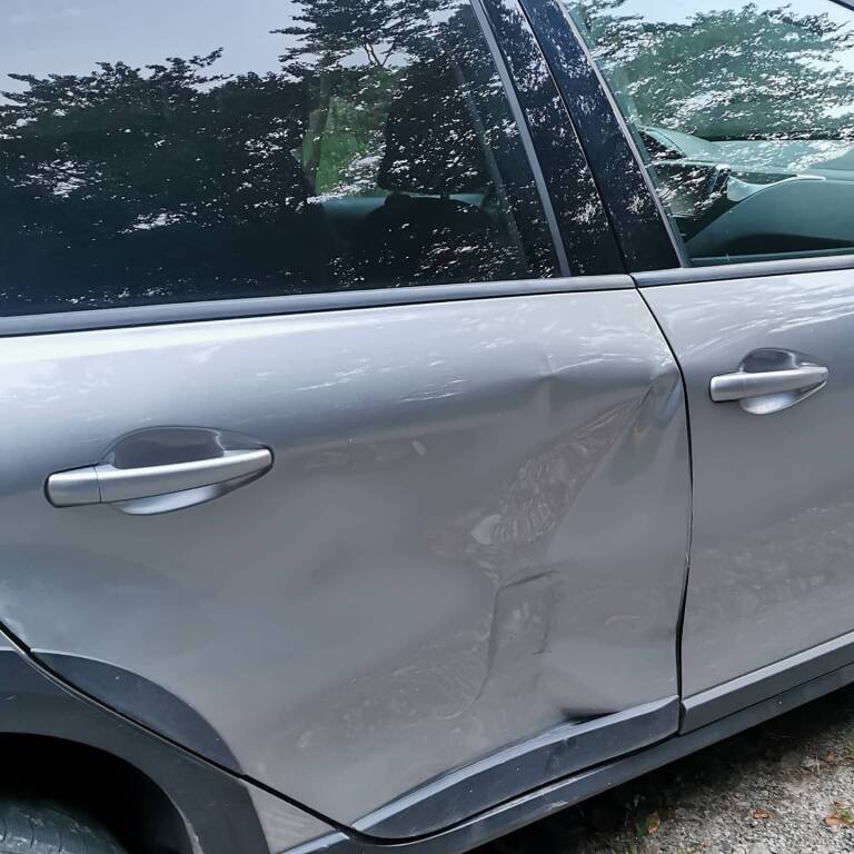 Auto in sosta danneggiata a Rastello: si cercano testimoni dell’incidente