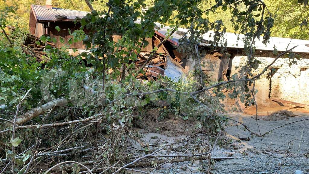 Alluvione a Pamparato: crollati 4 ponti, frana su una casa e danni ovunque