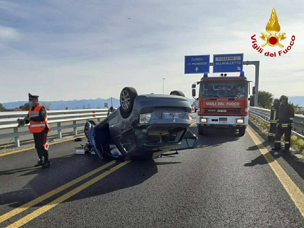 Impatto fra due auto sulla tangenziale di Fossano: una si capotta