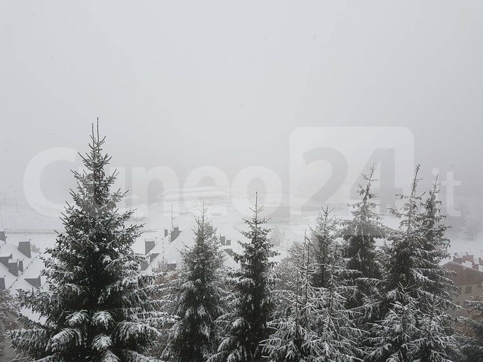 Continua a nevicare a Prato Nevoso e Artesina: le immagini dalle stazioni sciistiche