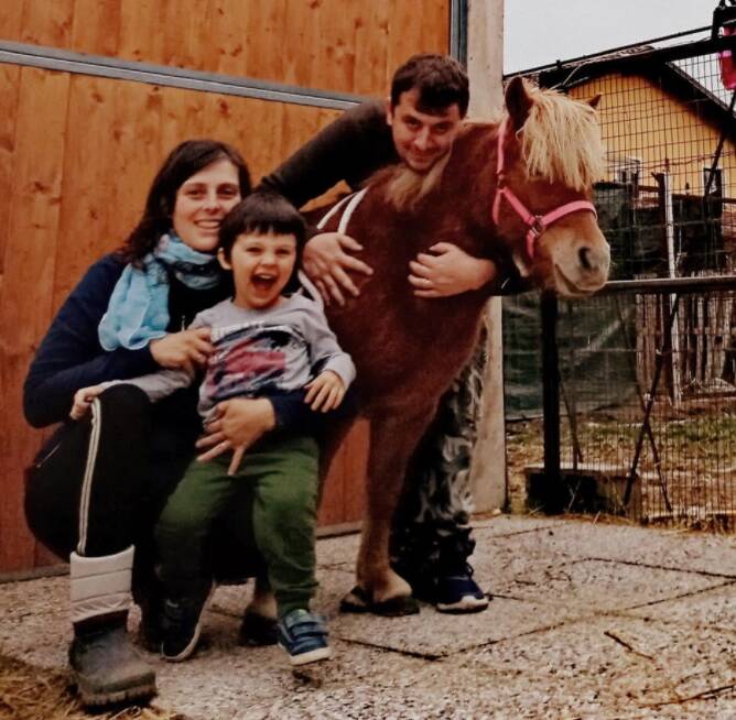 Pony e asini vittime di maltrattamenti in Val d’Aosta: famiglia di Lequio Tanaro “adotta” Paprika
