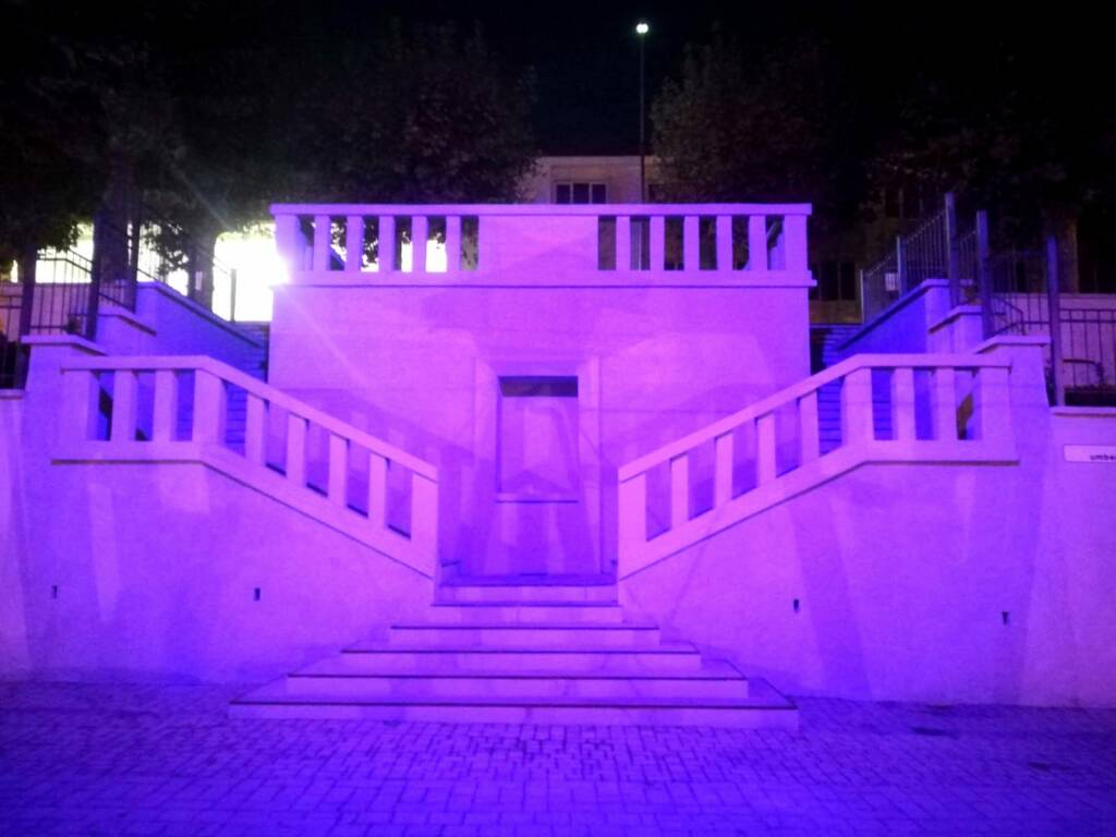 San Michele Mondovì, lo scalone di piazza Umberto I illuminato di rosa per la campagna LILT