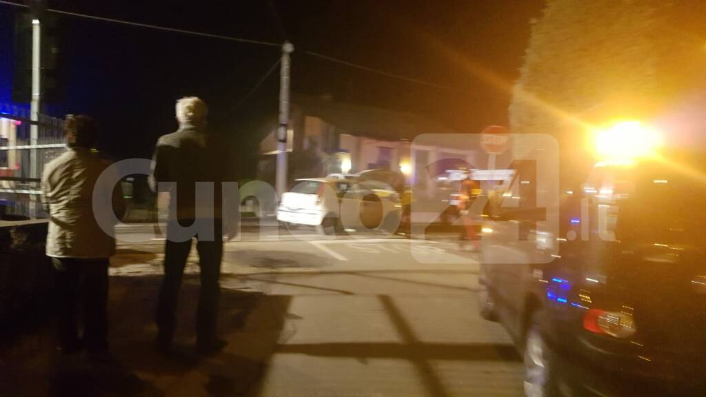 Peveragno, due auto si scontrano nel centro di San Lorenzo