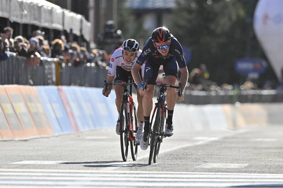 DIRETTA – Giro d’Italia, Alba-Sestriere: Hindley in maglia rosa, ma appaiato a Geoghegan Hart in classifica! Decisiva la cronometro di domani