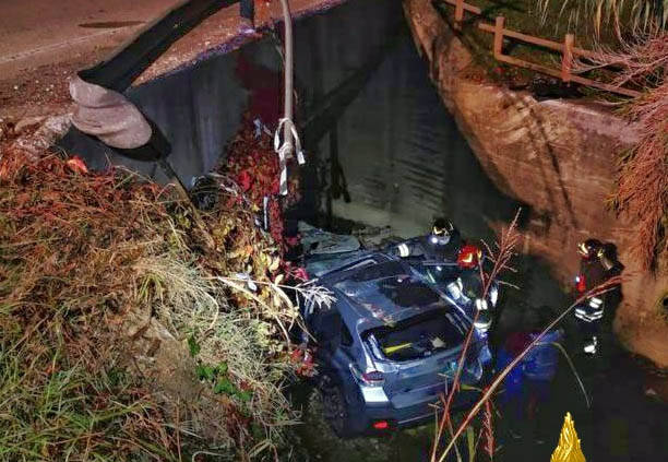 Monticello d’Alba, auto finisce in un canale: ferito il conducente