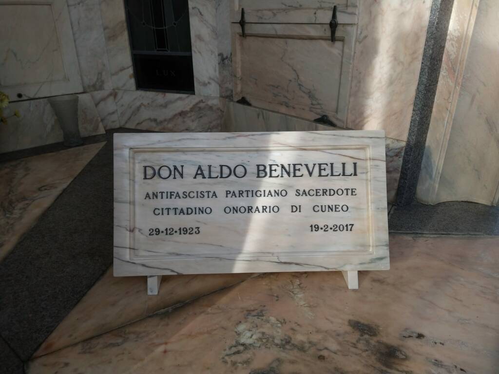 Al Famedio dei cuneesi illustri del Cimitero la targa commemorativa a ricordo di don Aldo Benevelli